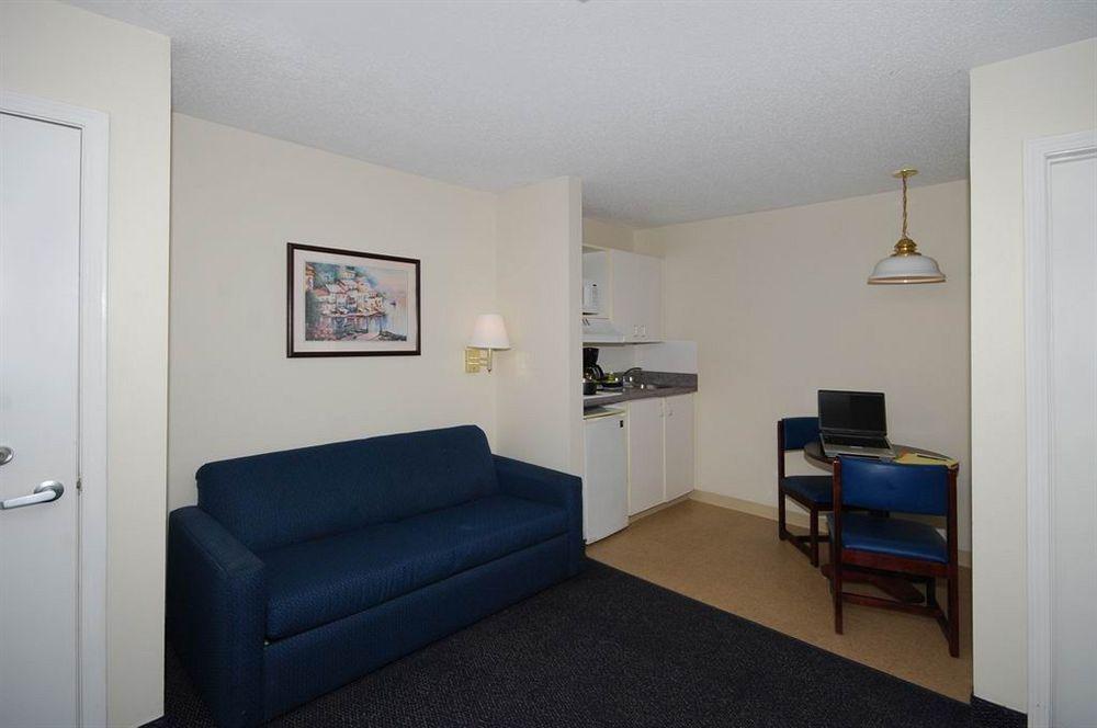 Hometowne By Red Roof Motel 2*